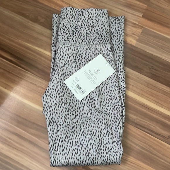 Athleta Salutation Stash 7/8 Tight Shanti Animal Purple NWT - Picture 5 of 5